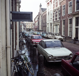 849148 Gezicht in de Zuilenstraat te Utrecht, met op de achtergrond het huis Lange Nieuwstraat 67.